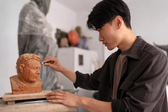 Bagaimana cara menyusun bahan pada pembuatan patung dengan teknik konstruksi