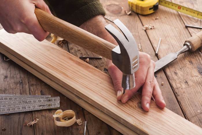Alat ukur yang tepat bagi tukang kayu adalah