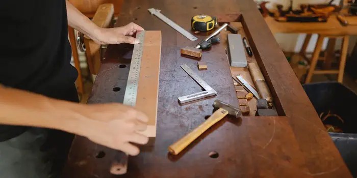 Alat ukur yang tepat bagi tukang kayu adalah