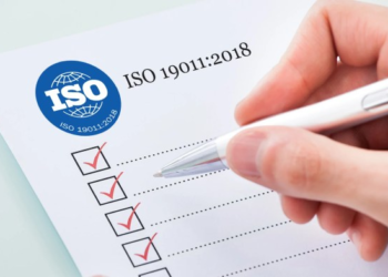 Memantau program audit Menurut SI ISO 19011:2018