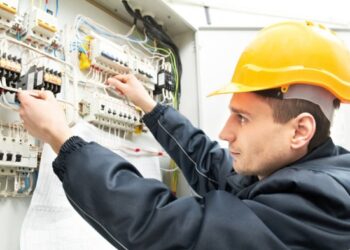 Tips pemeliharaan dan perbaikan terhadap perlatan instalasi listrik sesuai dengan ketentuan dan standar K3