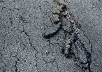 Penyebab kerusakan jalan aspal