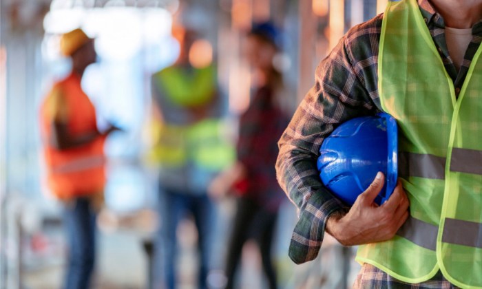 Safety Officer Adalah: Peran Pentingnya Dalam Dunia Kerja