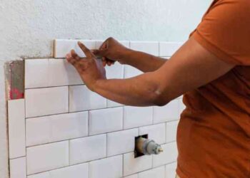 Harga Pasang Keramik Dinding Borongan dan Harian 2025